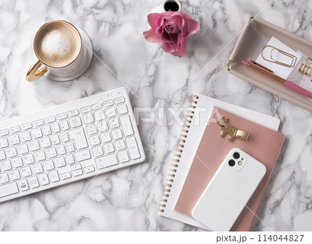 パソコンとスマートフォンのある卓上イメージ パソコンとスマートフォンのある卓上イメージ 114044827