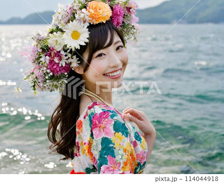 夏の海でレジャーを楽しむ女性 114044918