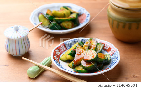 新鮮なきゅうりを使ったキムチ 114045301