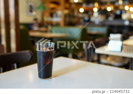 カフェのテーブルに置かれたアイスコーヒー カフェのテーブルに置かれたアイスコーヒー 114045732