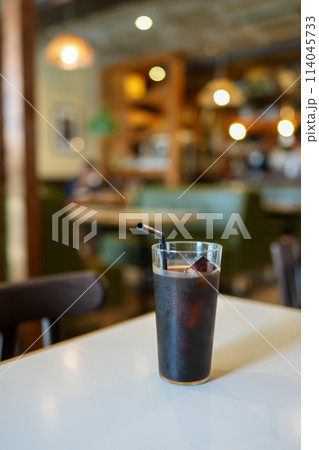 カフェのテーブルに置かれたアイスコーヒー 114045733