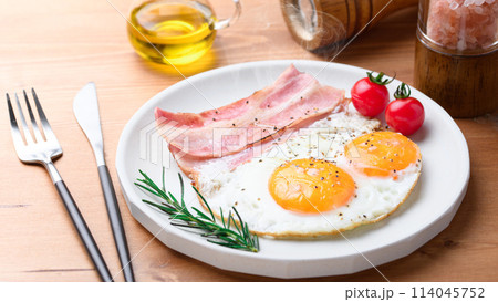 ベーコンエッグ 爽やかなローズマリーの香り 114045752