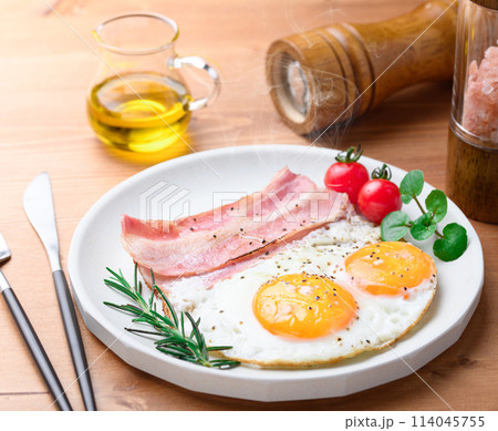 ベーコンエッグ 爽やかなローズマリーの香り ベーコンエッグ 爽やかなローズマリーの香り 114045755