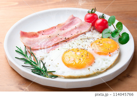 ベーコンエッグ 爽やかなローズマリーの香り ベーコンエッグ 爽やかなローズマリーの香り 114045766