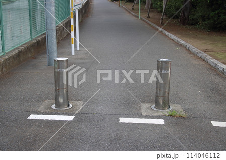 歩道と車止め 114046112