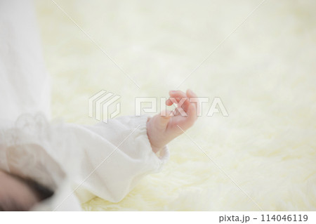 寝転ぶ赤ちゃん 寝転ぶ赤ちゃん 114046119