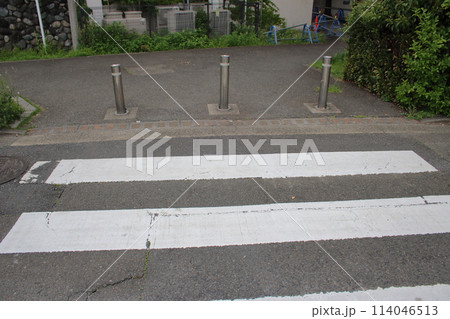 横断歩道の先にある車止め 114046513