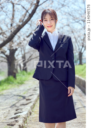 桜並木を歩くスーツを着た女性 桜並木を歩くスーツを着た女性 114046576