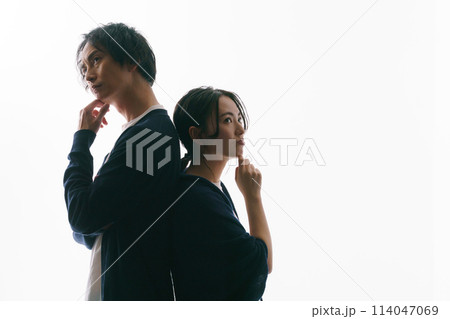 背中合わせの男女のシルエット 背中合わせの男女のシルエット 114047069