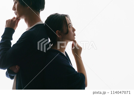 背中合わせの男女のシルエット 114047071
