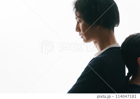 背中合わせの男女のシルエット 114047181