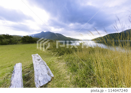 箱根・湖尻から望む芦ノ湖と箱根山 (神山)  / Lake Ashi, Hakone, Japan 114047240