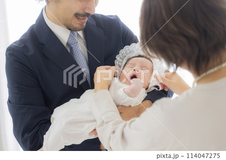 赤ちゃんを抱っこする両親 赤ちゃんを抱っこする両親 114047275