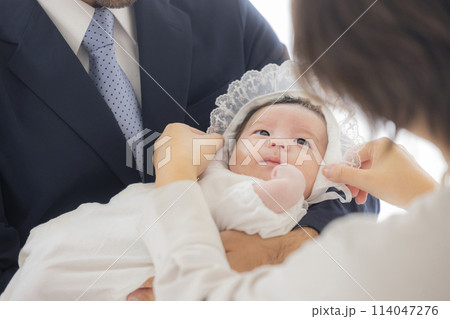 赤ちゃんを抱っこする両親 赤ちゃんを抱っこする両親 114047276