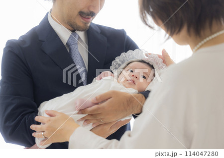 赤ちゃんを抱っこする両親 赤ちゃんを抱っこする両親 114047280