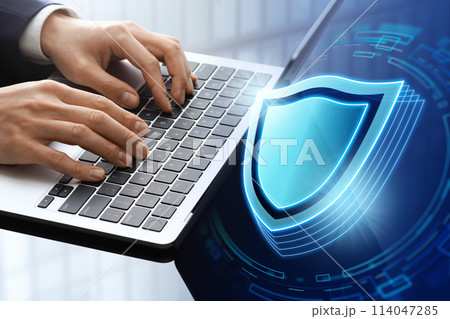 情報セキュリティやサイバーセキュリティのイメージ。セキュリティ対策がなされた安全なシステム。ノートパ 114047285