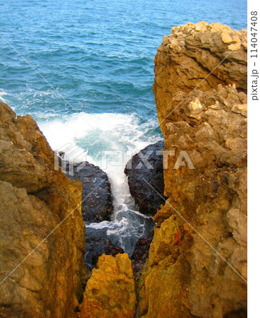 スペイン、ジローナのコスタブラバの海岸の崖の風景、青い海と空 スペイン、ジローナのコスタブラバの海岸の崖の風景、青い海と空 114047408