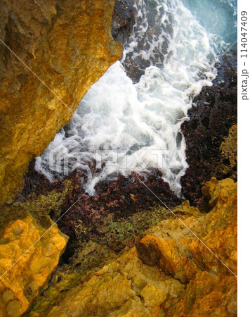 スペイン、ジローナのコスタブラバの海岸の崖の風景、青い海と空 スペイン、ジローナのコスタブラバの海岸の崖の風景、青い海と空 114047409