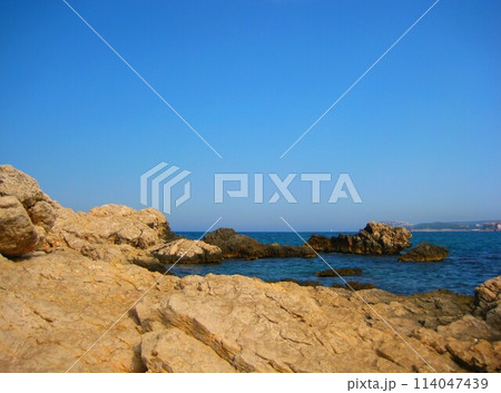 スペイン、ジローナのコスタブラバの海岸の岩の風景、青い海と空 114047439