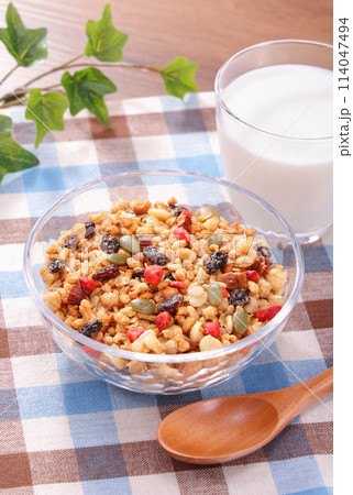 フルーツグラノーラ ヘルシーな朝食 114047494
