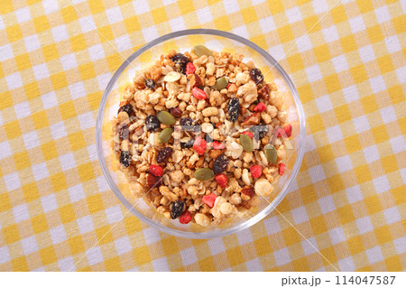 フルーツグラノーラ ヘルシーな朝食 114047587