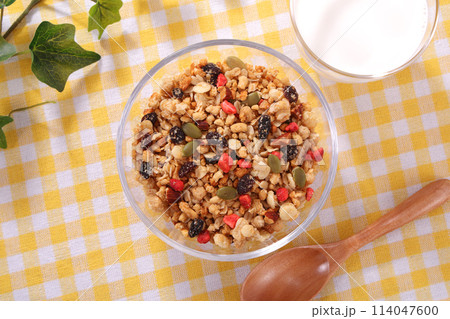 フルーツグラノーラ ヘルシーな朝食 114047600