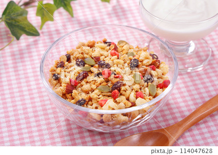 フルーツグラノーラ ヘルシーな朝食 114047628