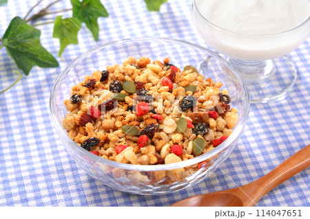 フルーツグラノーラ ヘルシーな朝食 114047651