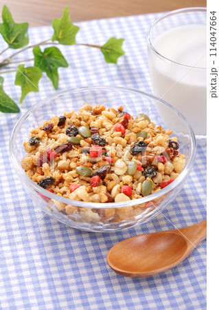フルーツグラノーラ ヘルシーな朝食 114047664