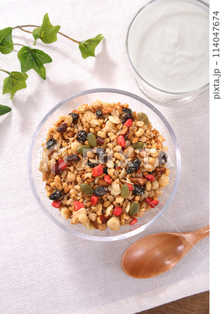 フルーツグラノーラ ヘルシーな朝食 フルーツグラノーラ ヘルシーな朝食 114047674