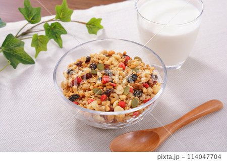 フルーツグラノーラ ヘルシーな朝食 114047704