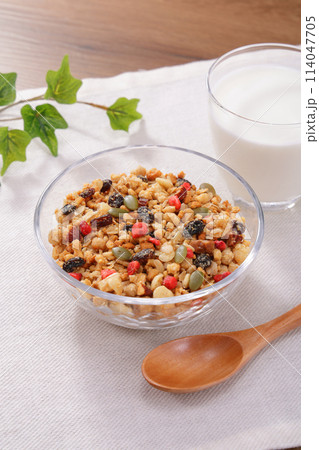 フルーツグラノーラ ヘルシーな朝食 114047705