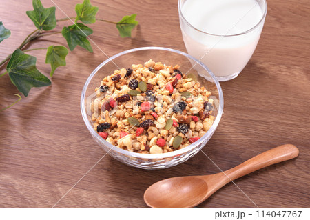 フルーツグラノーラ ヘルシーな朝食 114047767