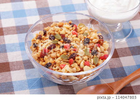 フルーツグラノーラ ヘルシーな朝食 114047803