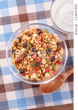 フルーツグラノーラ ヘルシーな朝食 フルーツグラノーラ ヘルシーな朝食 114047805