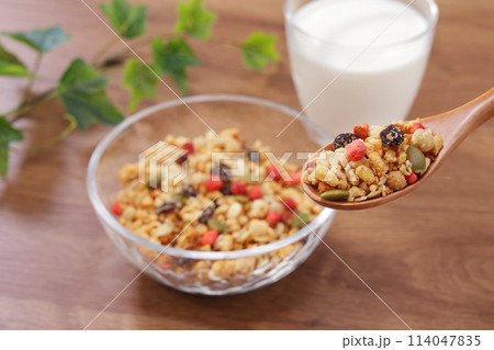 フルーツグラノーラ ヘルシーな朝食 114047835