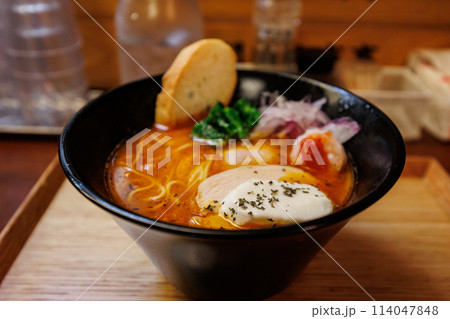 トマトベースのラーメン 114047848
