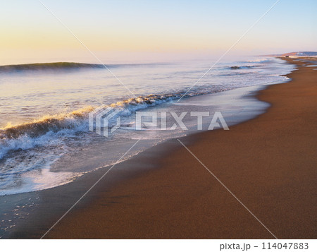 冬の北海道十勝川河口 朝焼けに染まる大津海岸に打ち寄せる波 冬の北海道十勝川河口 朝焼けに染まる大津海岸に打ち寄せる波 114047883