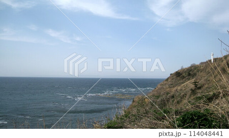 椎谷岬に立つ灯台と日本海と霞む佐渡ヶ島 114048441