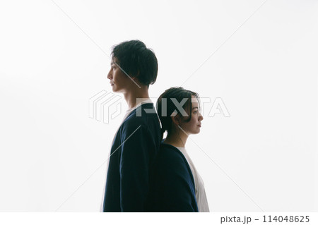 背中合わせの男女のシルエット 背中合わせの男女のシルエット 114048625