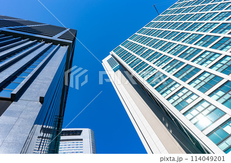 日本の東京都市景観　高層ビルを見上げるオフィス街の風景 114049201