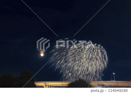 満月と花火　北区花火大会　東京都　 114049280