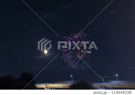 満月と花火　北区花火大会　東京都　 114049298