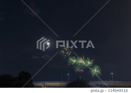 満月と花火 北区花火大会 東京都 満月と花火 北区花火大会 東京都 114049318