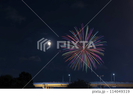 満月と花火 北区花火大会 東京都 満月と花火 北区花火大会 東京都 114049319