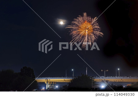 満月と花火 北区花火大会 東京都 満月と花火 北区花火大会 東京都 114049330