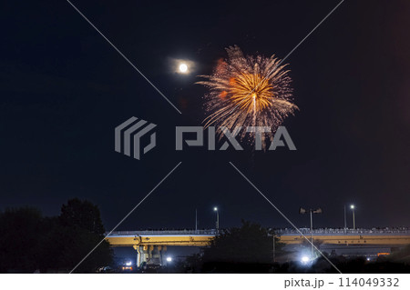 満月と花火 北区花火大会 東京都 満月と花火 北区花火大会 東京都 114049332