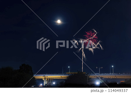 満月と花火　北区花火大会　東京都　 114049337