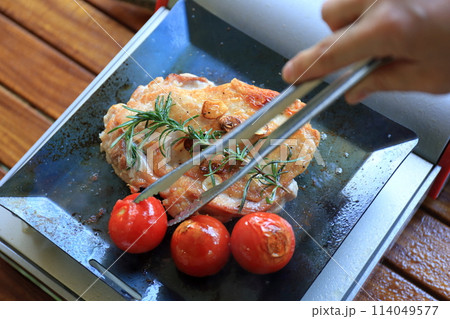 春のキャンプで焼き色が付いたグリルチキン 114049577