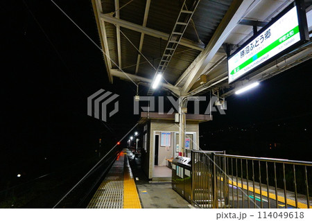 山梨県甲州市 夜の勝沼ぶどう郷駅 114049618